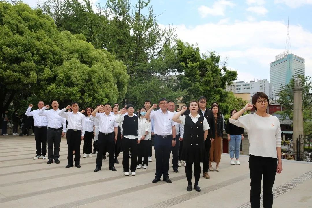 【旅投先鋒】云旅黨支部、云投旅游團委聯合開展“家國又清明 鮮花獻英烈”主題學習教育活動.jpg